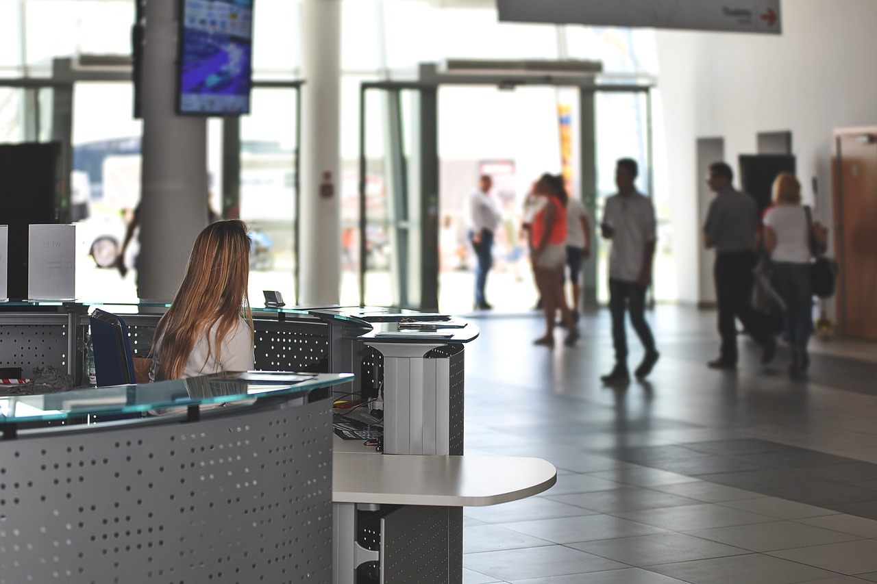 Dotrzyj na lotnisko na czas! Wypożyczalnia busów osobowych i aut lotnisko Poznań, Bydgoszcz