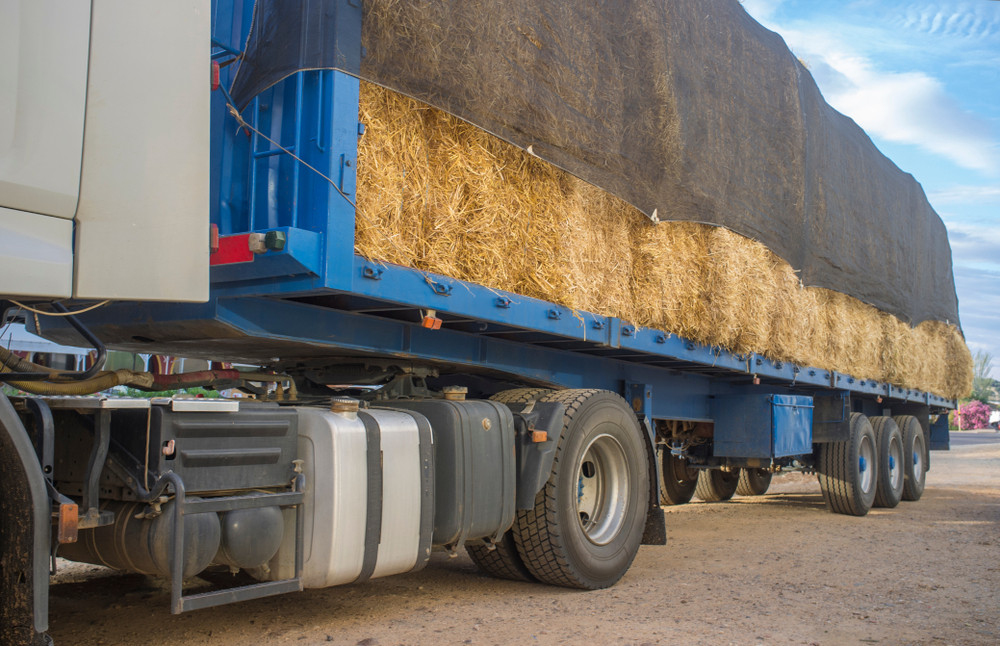 Dobrze zabezpieczony towar plandeką na czas transportu - symar.pl 